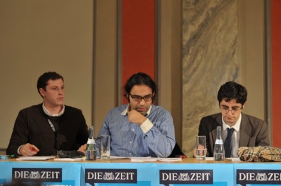 Das Siegerteam aus Stuttgart während der Debatte (Foto: Carsten Schmidt)