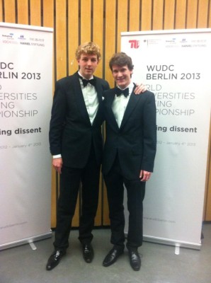 Lucas Danco und Jan Ohmstädt auf dem Abschlussabend der WUDC (c) Privat