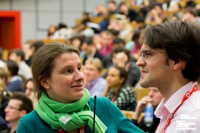 Isabelle Fischer auf den Weltmeisterschaften im Gespräch mit Niels Schröter (c) WUDC Berlin 2013