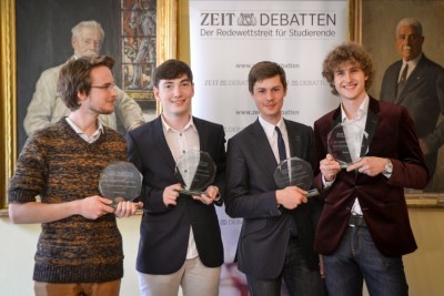 Die Süddeutschen Meister v.l.: Nikos Bosse, Lennart Lokstein und Jan Ehlert (rechts), mit Lennart Benz als bestem Finalredner.